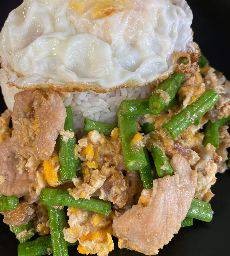 หมูชิ้นผัดไข่ถั่วฝักยาวไข่ดาวราดข้าว