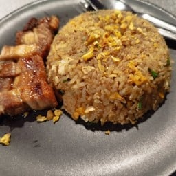 ข้าวผัดหมูกรอบ
