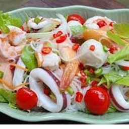 ยำปลามึกลูกชิ้น