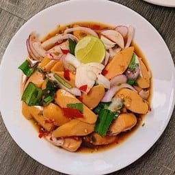 ยำใส้กรอกหนังกรอบปลาร้า