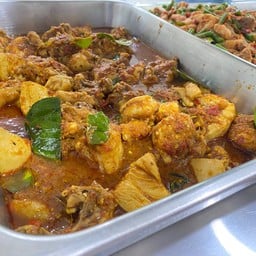 ร้านข้าวแกงแดงส้ม ตึกหวนจี