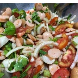 ยำลูกชิ้นไส้กรอกแดง