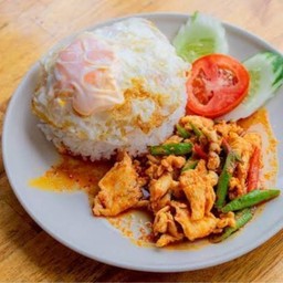 ข้าวผัดเครื่องแกงหมู ไข่ดาว
