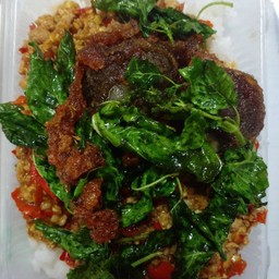 กระเพราโจรไข่เยี่ยวม้า