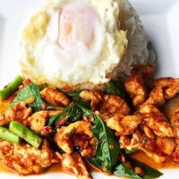 ข้าวผัดเครื่องแกงไก่ ไข่ดาว