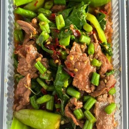 ผัดกระเพราเนื้อชิ้น(กับข้าว)