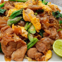 เส้นใหญ่ผัดซีอิ้วหมู