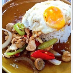 ข้าวผัดพริกหมูไข่ดาว