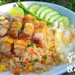 ข้าวผัดหมูกรอบ