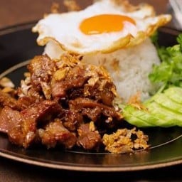 ข้าวทอดกระเทียมไก่ ไข่ดาว