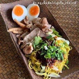 บะหมี่ทำเอง หมูแดง หมูกรอบ เจ้าเก่าบ้านบึง