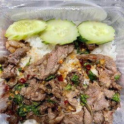 ข้าวกระเพราเนื้อชิ้น