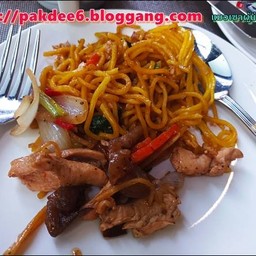 ผัดหมี่เหลืองกับไก่ผัดขิง