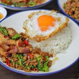 กะเพราหมูกรอบ+หมูสับราดข้าว(ฟรีไข่ดาว)