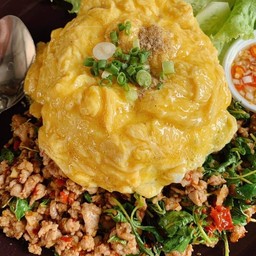 กระเพราไข่ข้น(ราดข้าว)