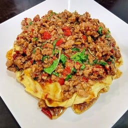 [อร่อยซ่ากับโค้ก] กระเพาหมูสับไข่ข้น +  โค้ก ออริจินัล (ขวด)