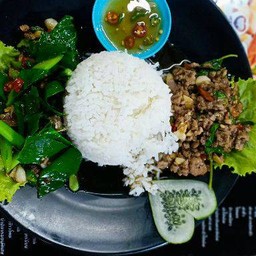 คะน้าปลาเค็มกับกระเพราเนื้อราดข้าว