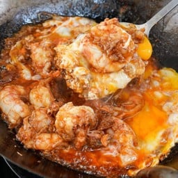 กุ้งกระเทียมผัดไข่ราดข้าว