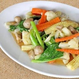 ผัดผักรวม ราดข้าว