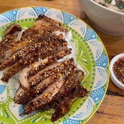 ข้าวหน้าคอหมูย่างคลุกฝุ่น