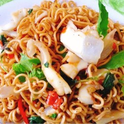 ผัดมาม่ากะเพราทะเล