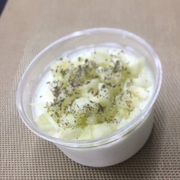 โยเกริดโรยหน้าด้วยแตงกวากับใบสระเหน่