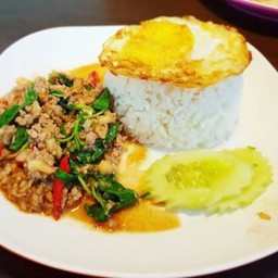 ข้าวกระเพราไก่ ไข่ดาว