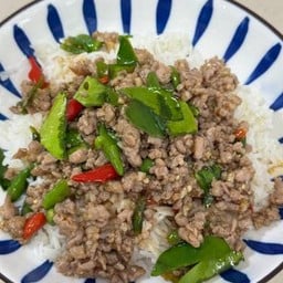 ข้าวหมูสับผัดพริกขี้หนู