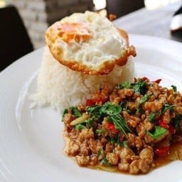 [อร่อยซ่ากับโค้ก] กระเพาหมูสับ +  โค้ก ออริจินัล (ขวด) 