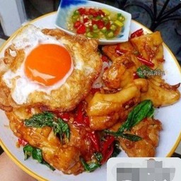 ข้าวไข่หมึกผัดกระเพรา