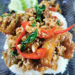 ข้าวราดกระเพาปลาทับทิม