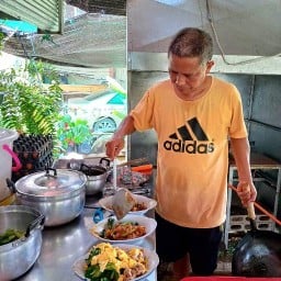 ร้านราดหน้าจ่าชาติ