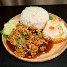 ผัดกระเทียมราดข้าว