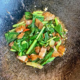 ผัดคะน้าหมูกรอบ