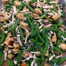 ผัดถั่วลันเตาหวานหมูเต้าหู้