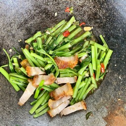 ผัดผักบุ้งหมูกรอบ