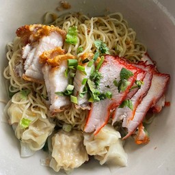 บะหมี่เกี้ยวแห้งหมูแดงหมูกรอบ