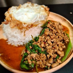 ผัดกระเพราราดข้าว