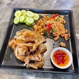 กระเพราหมูเส้นใหญ่