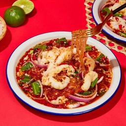 ยำเส้นแก้วเล็บมือนาง + ยำมาม่าคอหมูทอด +น้ำลำไย