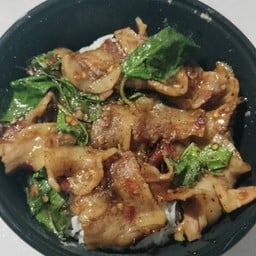 ข้าวราดกระเพราเบค่อน