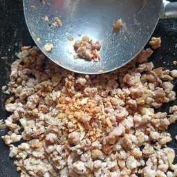 ข้าวไก่สับกะเทียมพริกไทย