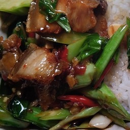 คะน้าหมูกรอบราดข้าว