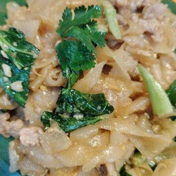ผัดซีอิ๋วหมูชิ้น