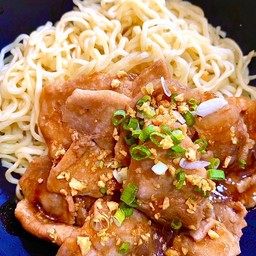 บะหมี่กระเทียมหมูสไลค์