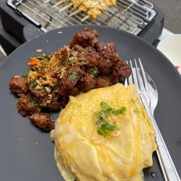 ข้าวเนื้อทอดไข่เค็ม