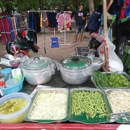 ขนมจีนตีนไก่ฟรีผัก