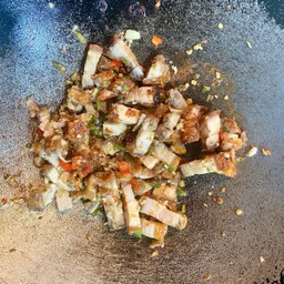 หมูกรอบคั่วพริกเกลือ