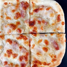 พิซซ่าโฮมเมดชีสเบคอน