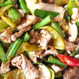 ผัดพริกแกงถั่วกุ้ง(กับข้าว)